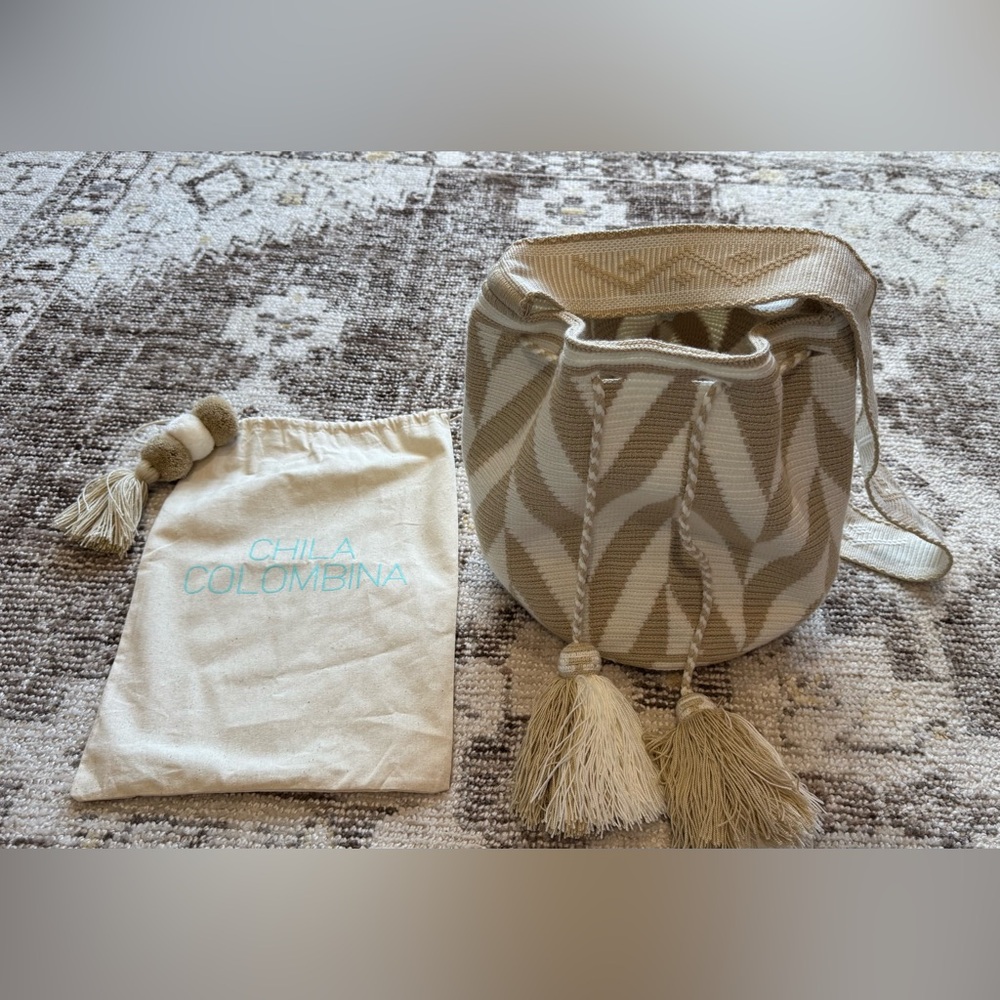 Chila Colombian Wayuu Crossbody Bucket Bag - Beige & Cream